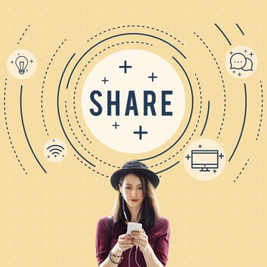 Genç kız holding akıllı telefon