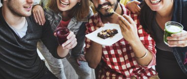 Grup birlikte yemek çeşitli insan