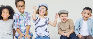 Çocuklar gülüyor ve eğlenin