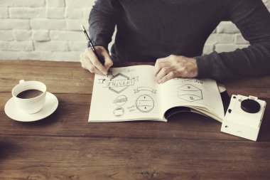 Yaratıcı tasarımcı çalışma. 