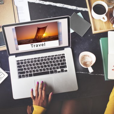 Laptop klavyesinde yazan kişi 