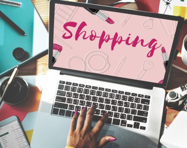 Dizüstü bilgisayarla çalışan kadın