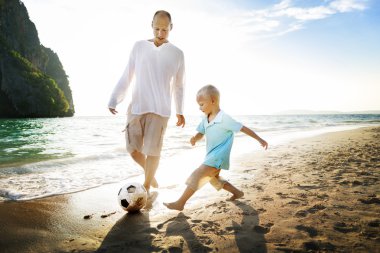 Baba oğul top oynuyorlar.