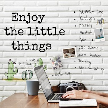 Dizüstü bilgisayarla çalışan kadın