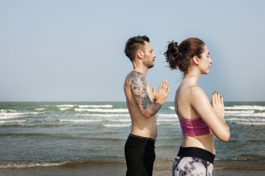 Yoga egzersiz yaparak Çift