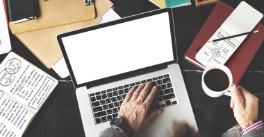 Laptop klavyesinde yazan kişi 