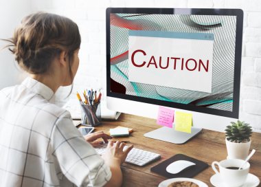 Bilgisayar Kullanan Kadın