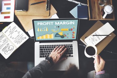 Laptop klavyesinde yazan kişi 