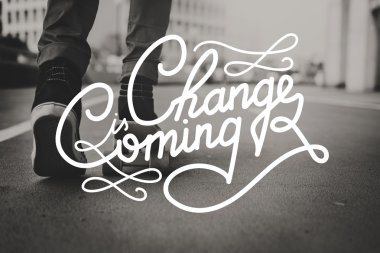 Genç adam kaykaya biniyor.