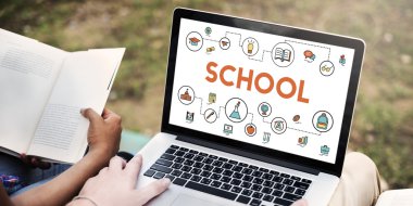 İnsanlar internet'te sörf