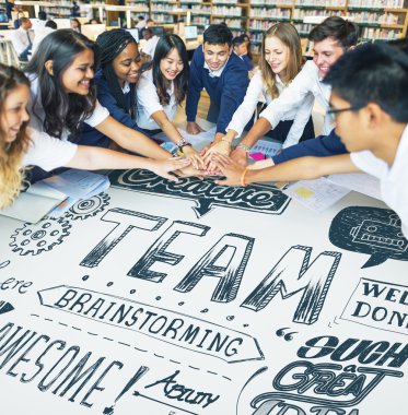 Öğrenciler birlikte elele