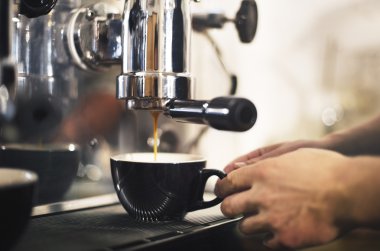 Barista kahve yapıyor 