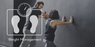 Sportif çift egzersizleri yapıyor