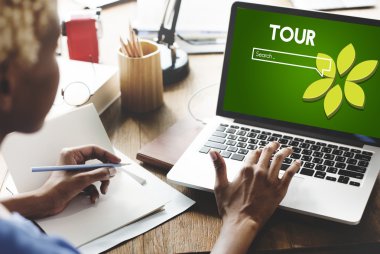 Afrikalı kadın bilgisayarla çalışma