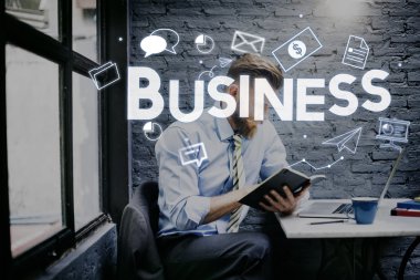 Ofiste çalışan iş adamı.