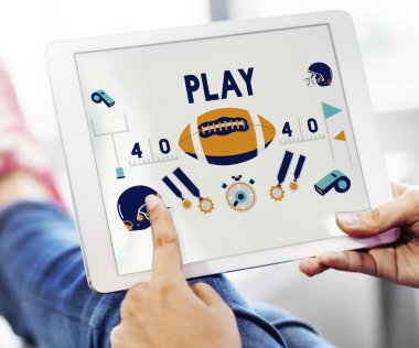 Dijital tablet tutan kadın