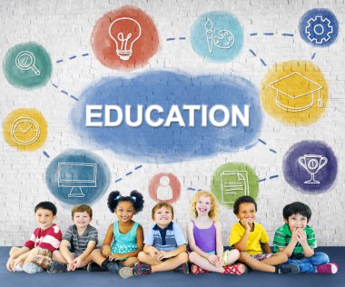 Çeşitlilik çocuk birlikte oturan