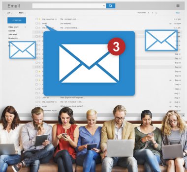 aygıtlar ve mesaj ile insanlar oturup