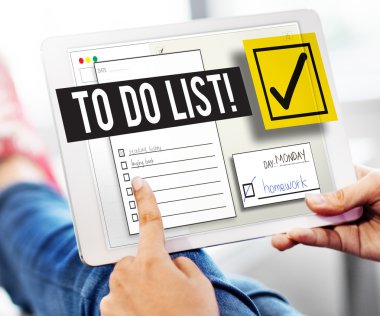 Dijital tablet tutan kadın