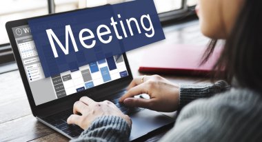 bilgisayar ile çalışan kadın