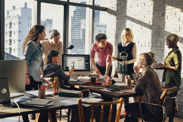 Hipsters trabalhando no escritório contemporâneo — Fotografia de Stock