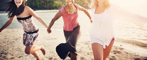 Amigos disfrutando en la playa — Foto de Stock