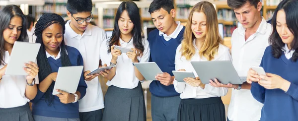 Diversity-Studenten mit digitalen Gadgets — Stockfoto