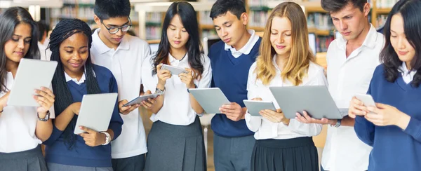 Diversidad de estudiantes con aparatos digitales —  Fotos de Stock