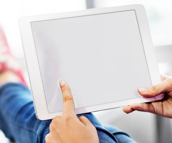 Person surfar digital tablet i händer — Stockfoto