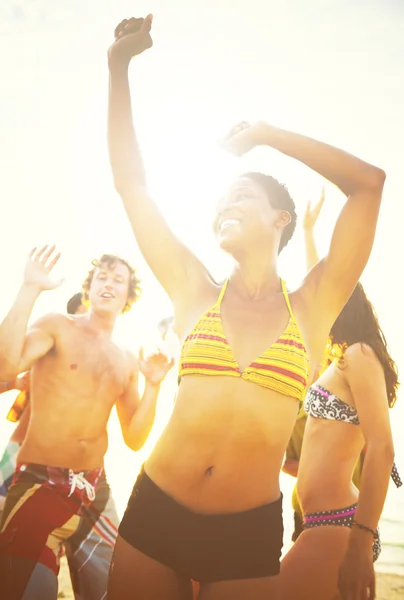 Menschen genießen Strandparty — Stockfoto