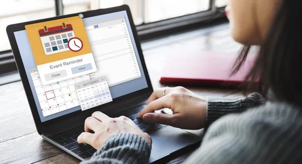 Mujer trabajando con computadora — Foto de Stock