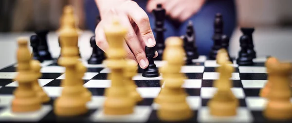 Человек, играющий в шахматы — стоковое фото