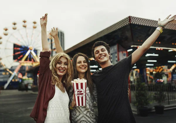 Amigos se divierten en Parque de Atracciones — Foto de Stock