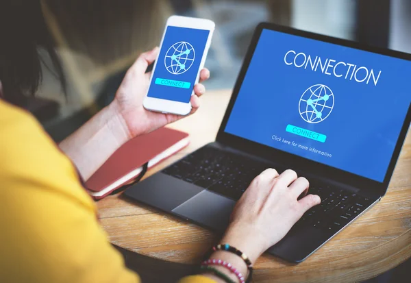 Frau benutzt Laptop im Büro — Stockfoto