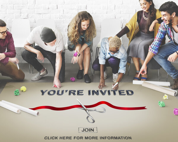 люди рисуют баннер на полу
 