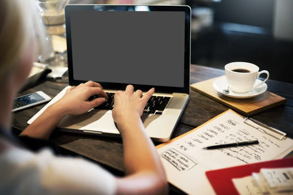 Vrouw in café werken met computer — Stockfoto