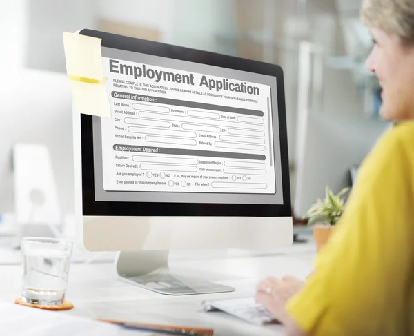 Donna con computer in ufficio — Foto Stock