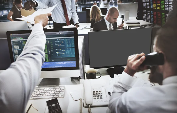 Pessoas de negócios trabalhando e monitores em branco — Fotografia de Stock