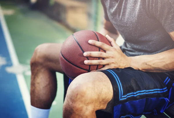 Basketbalspeler met bal — Stockfoto