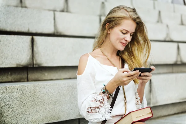 Szúró telefon tartó kezében női — Stock Fotó