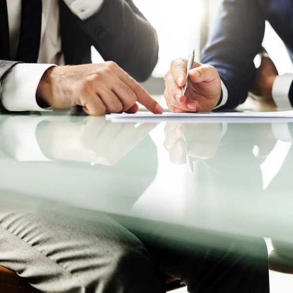 Parceiros de negócios sentados à mesa — Fotografia de Stock