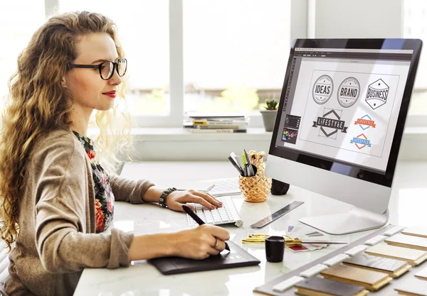 Mujer diseñadora trabajando —  Fotos de Stock