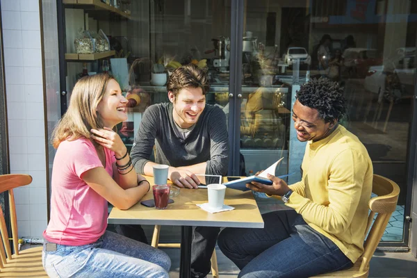 Amigos juntos no café Sorrindo — Fotografia de Stock