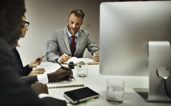 Geschäftsleute arbeiten zusammen — Stockfoto