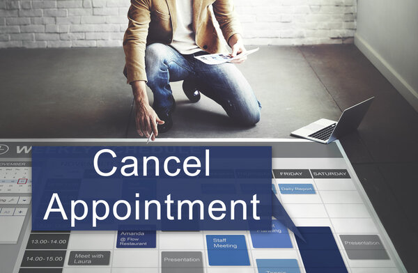 бизнесмен, работающий с отменой назначения
