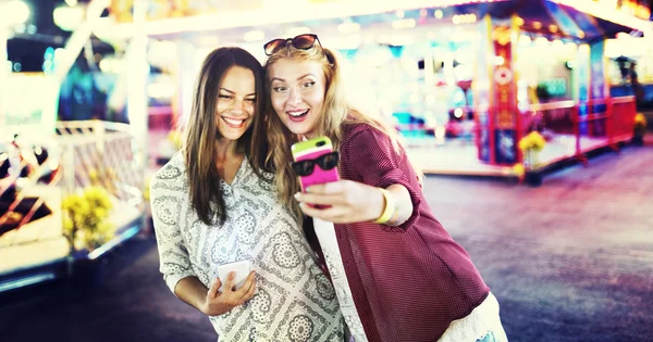 Amigos se divierten en Parque de Atracciones — Foto de Stock