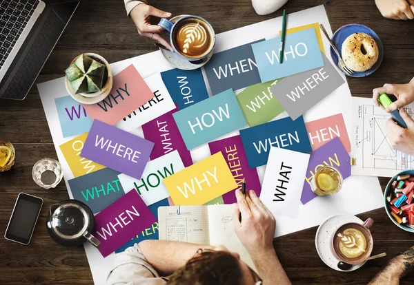 Mesa con cartel con concepto de preguntas —  Fotos de Stock