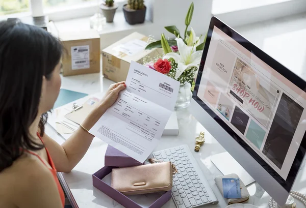 Frau kauft online ein — Stockfoto