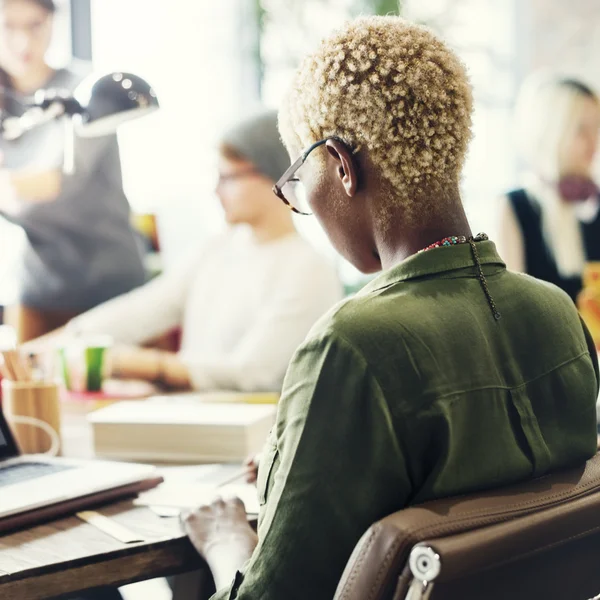 Frau arbeitet am Laptop — Stockfoto