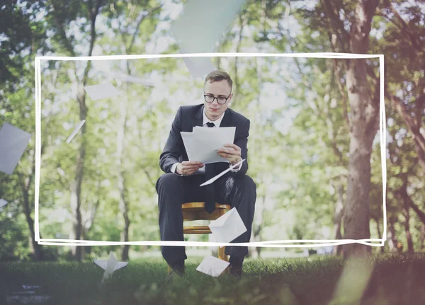 Zakenman die buiten werkt — Stockfoto